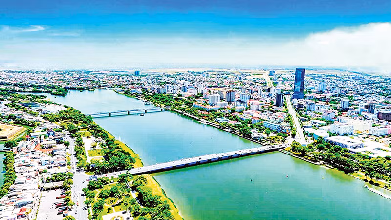Новый облик города Хюэ на берегах реки Хыонг. Фото: Ле Хоанг