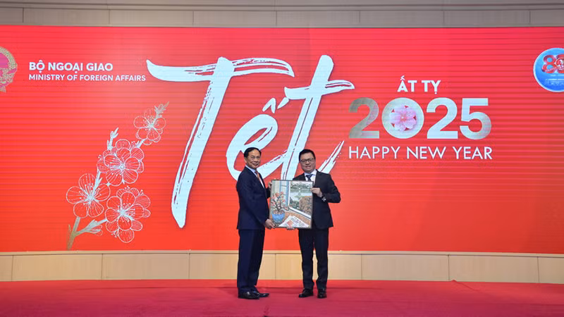 Товарищ Ле Куок Минь поздравляет Министерство иностранных дел с достижениями в 2024 году.