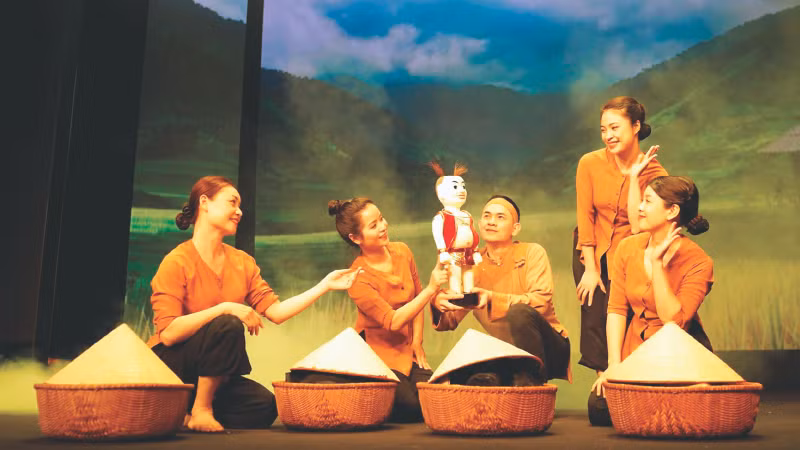 Фрагмент кукольного спектакля «Мечта о драконах», поставленного артистами Кукольного театра Тханглонг во многих местах во Вьетнаме и за рубежом.