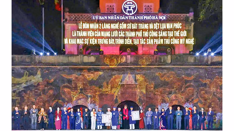 Президент Всемирного совета ремесел вручает сертификаты представителям керамической деревни Батчанг и шелковой деревни Ванфук в признании их членами Глобальной сети творческих городов ремесел. Фото: Тхань Нгуен