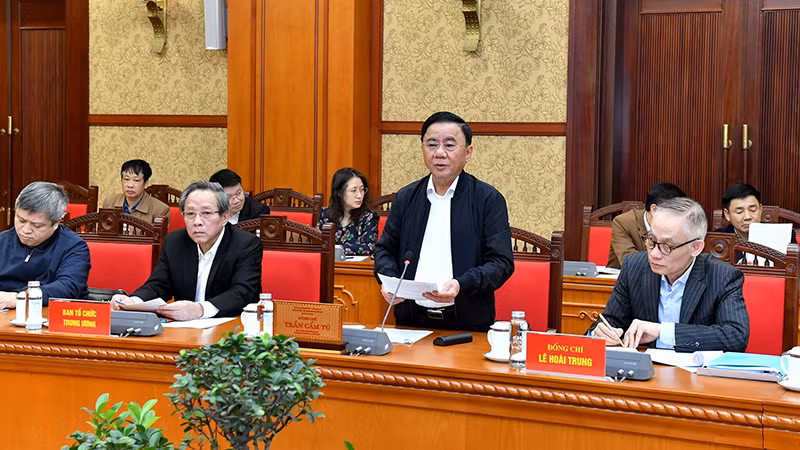 Постоянный член Секретариата Чан Кам Ту выступает на конференции. Фото: Данг Кхоа