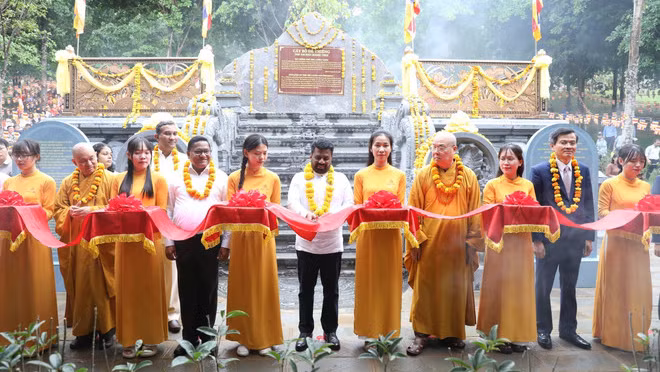 Президент Шри-Ланки Анура Кумара Диссанаяке перерезал красную ленту, открывая территорию с деревом Бодхи «Ви Дай Кат Тыонг» в пагоде Байдинь. Фото: ВИА
