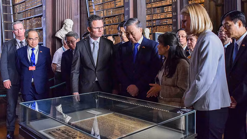 Генеральный секретарь ЦК КПВ, Президент То Лам посещает старинную библиотеку Тринити-колледжа. Фото: Нгуен Хонг