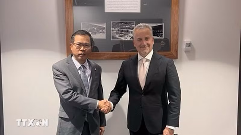 Посол Вьетнама в Австралии Фам Хунг Там и Замминистра обороны Австралии Хью Джеффри. Фото: ВИА