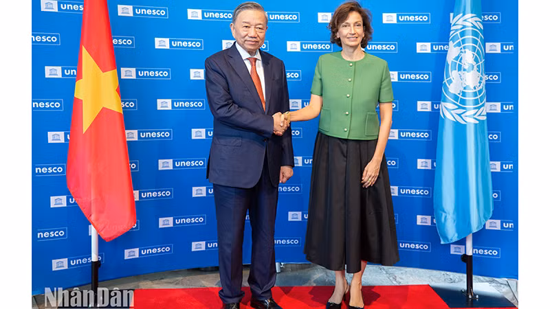 Генеральный секретарь ЦК КПВ, Президент Вьетнама То Лам (слева) и Генеральный директор ЮНЕСКО Одри Азуле. 