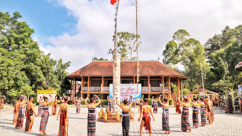 Воссоздание церемонии благодарения Богу горы у представителей народности Коту в уезде Алыой.