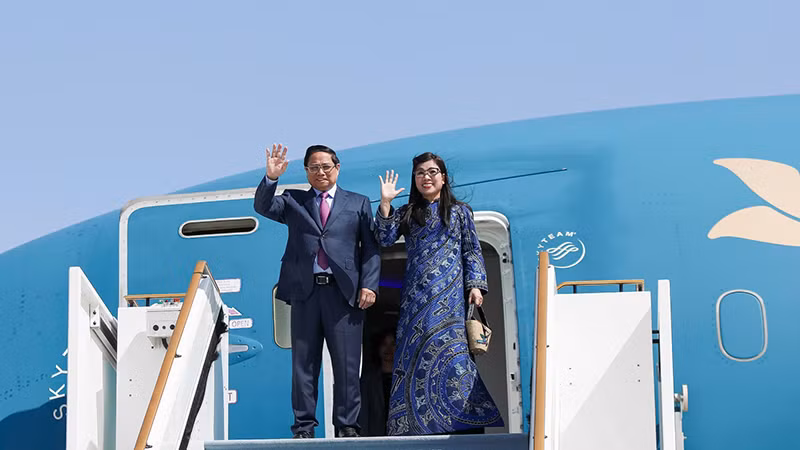 Премьер-министр Фам Минь Тьинь и его супруга в аэропорту Зайда (Абу-Даби, ОАЭ) ​​27 октября. Фото: ВИА 