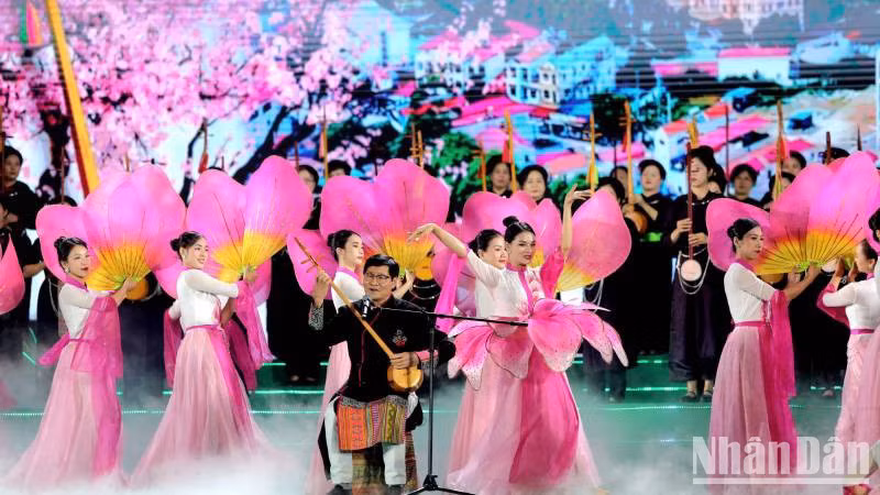 Художественный номер на открытии праздника. 