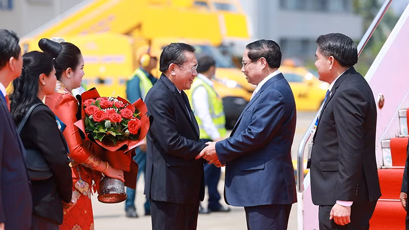 Премьер-министра Фам Минь Тьиня встречают в международном аэропорту Ваттай (Вьентьян).