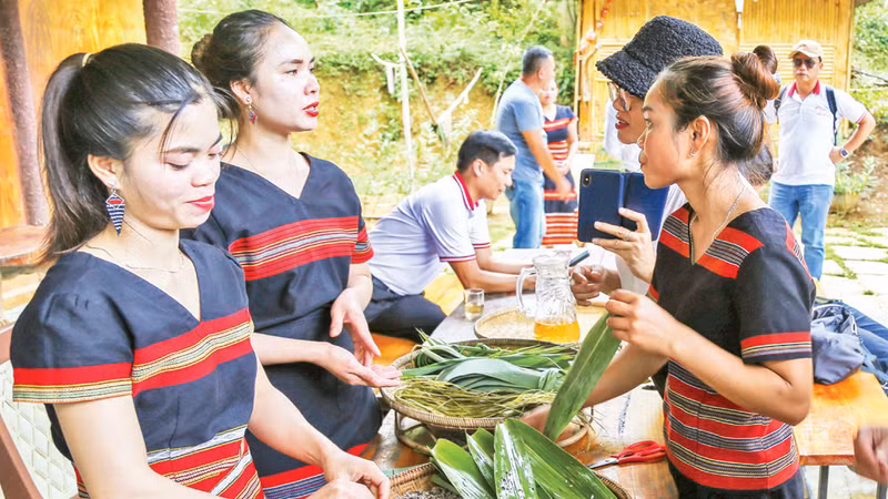 Местные жители знакомят туристов с процессом приготовления традиционных пирогов народности Коту.