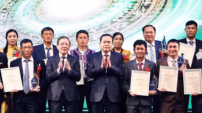 Председатель НС Чан Тхань Ман (в центре) и выдающиеся фермеры, награжденные на церемонии. Фото: ВИA