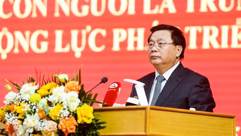 Директор Государственной политической академии им. Хо Ши Мина Нгуен Суан Тханг выступает на семинаре. Фото: tapchicongsan.org.vn