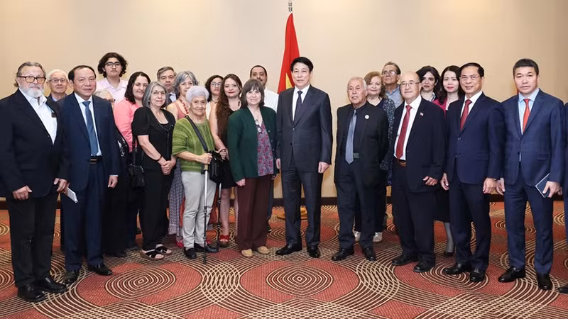 Президент Лыонг Кыонг и делегаты на встрече. Фото: ВИA