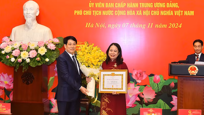 Президент Лыонг Кыонг вручает знак «30 лет членства в КПВ» Вице-президенту Во Тхи Ань Суан. Фото: Тхюи Нгуен 