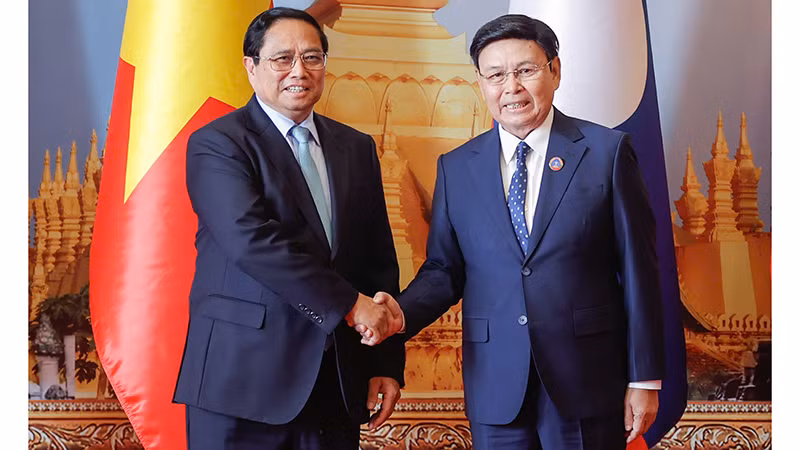 Премьер-министр Вьетнама Фам Минь Тьинь (слева) и Председатель НА Лаоса Сайсомфон Фомвихан. Фото: VGP 