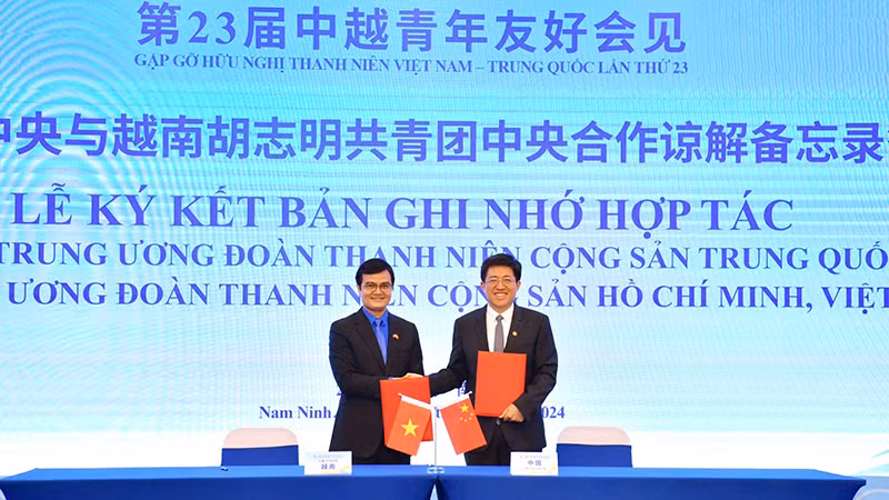 Стороны подписывают документы о сотрудничестве. 