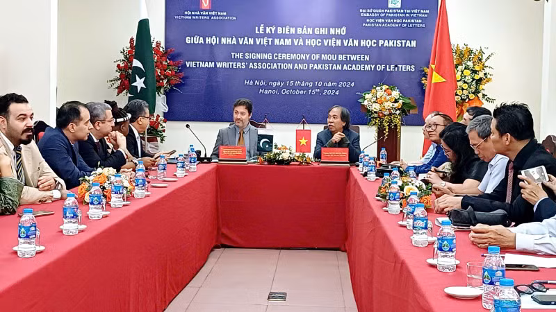 Церемония подписания документа о сотрудничестве между Ассоциацией вьетнамских писателей и Пакистанской академией литературы. 