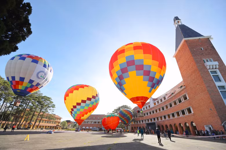 Программа полетов на воздушных шарах в Далате продлится до утра 1 января 2023 года. Фото: baolamdong.vn