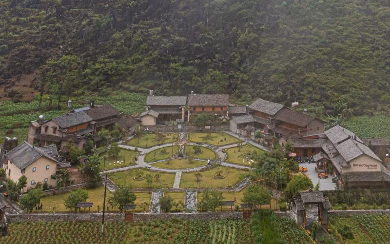 Деревню окружают поля и горы.