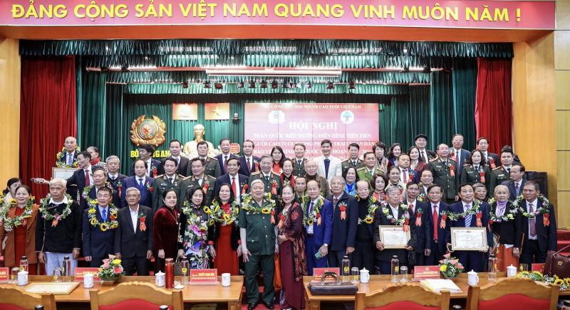 Министр То Лам и делегаты. Фото: cand.com.vn