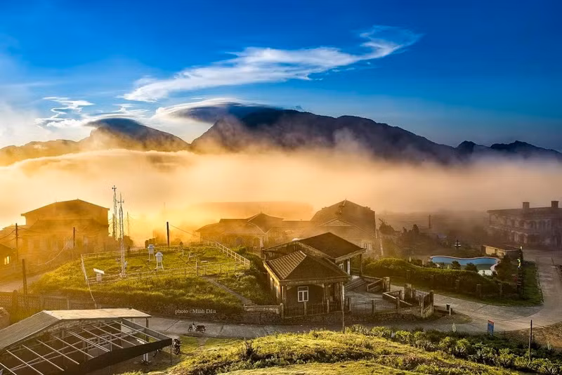 Любители фотографии часто остаются на ночь и встают рано, в 3 часа утра, чтобы запечатлеть прекрасные моменты моря облаков, плывущих клубами ранним утром.