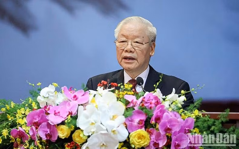 Генеральный секретарь ЦК КПВ Нгуен Фу Чонг выступает с речью. 