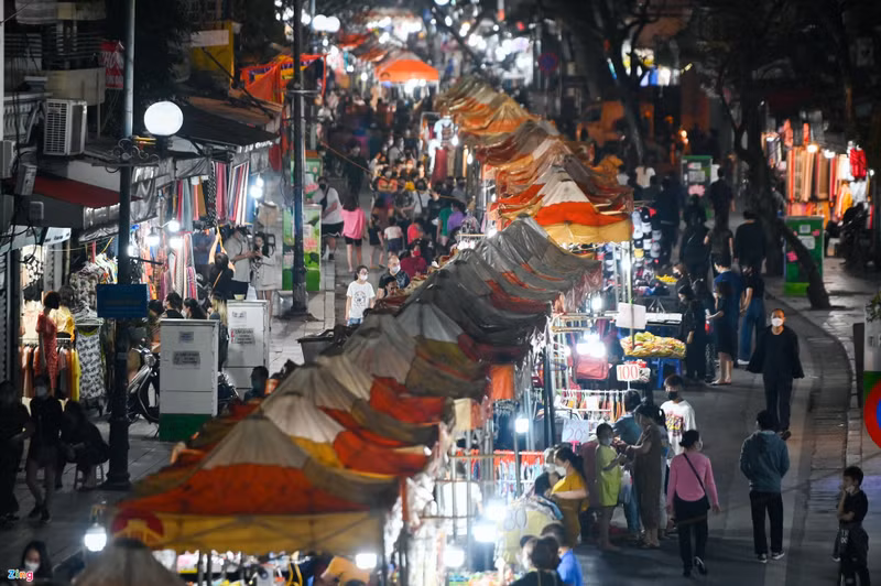 Рынок открыт с 18:00 до 23:00 по пятницам, субботам и воскресеньям. Фото: zingnews.vn
