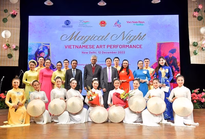 Художественная программа «Волшебная ночь». Фото: baovanhoa.vn