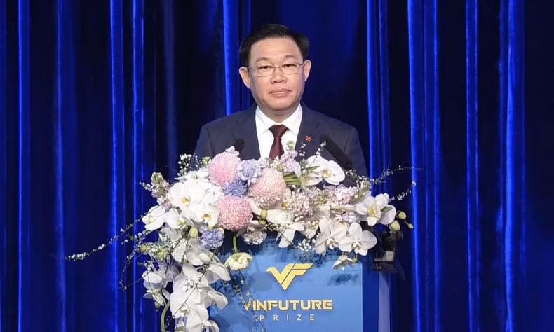 Председатель НС Выонг Динь Хюэ выступает с речью.