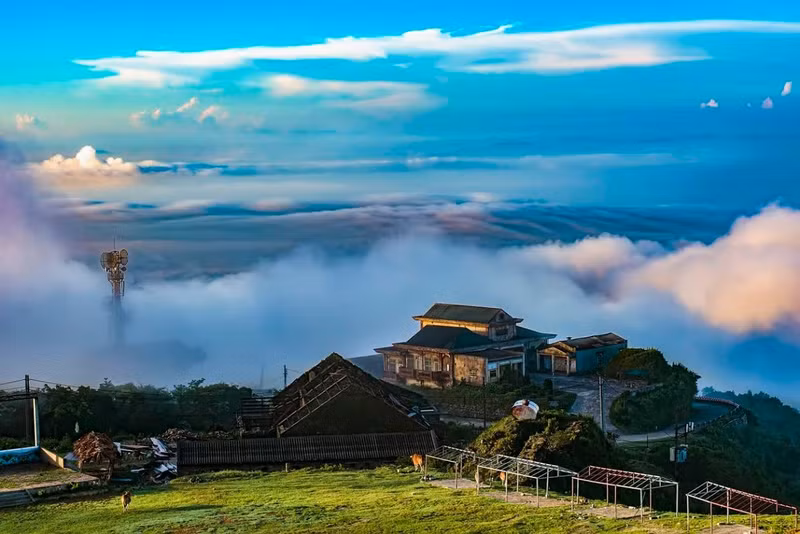 Посетители могут прогуляться по извилистой тропинке, чтобы насладиться окружающей спокойной обстановкой.