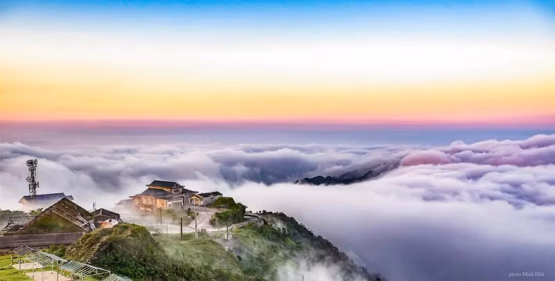 Рассвет – это также время, когда облака стелются по склонам гор, что создает сказочное пространство в высоких горах.