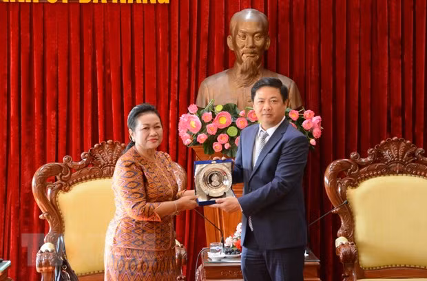 Постоянный заместитель Секретаря Парткома г. Дананга Лыонг Нгуен Минь Чиет и г-жа Мен Сам Ан. Фото: ВИА