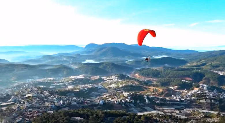 Туристы могут насладиться панорамным видом на город Далат с высоты 200 метров. Фото: baolamdong.vn