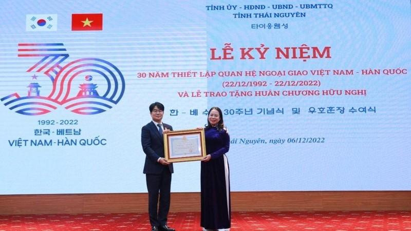 Вице-президент Во Тхи Ань Суан вручает г-ну Ли Бён Куку Орден Дружбы. Фото: Тхэ Бинь
