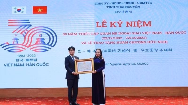 Вице-президент Во Тхи Ань Суан вручает г-ну Ли Бён Куку Орден Дружбы. Фото: Тхэ Бинь