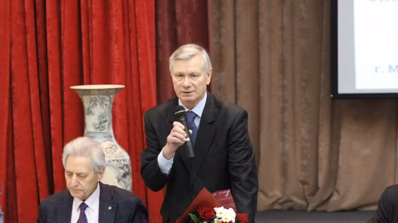 Председатель Общества российско-вьетнамской дружбы Владимир Буянов выступает с речью на встрече с делегацией Общества вьетнамско-российской дружбы, 7 ноября 2022 г. в Москве.