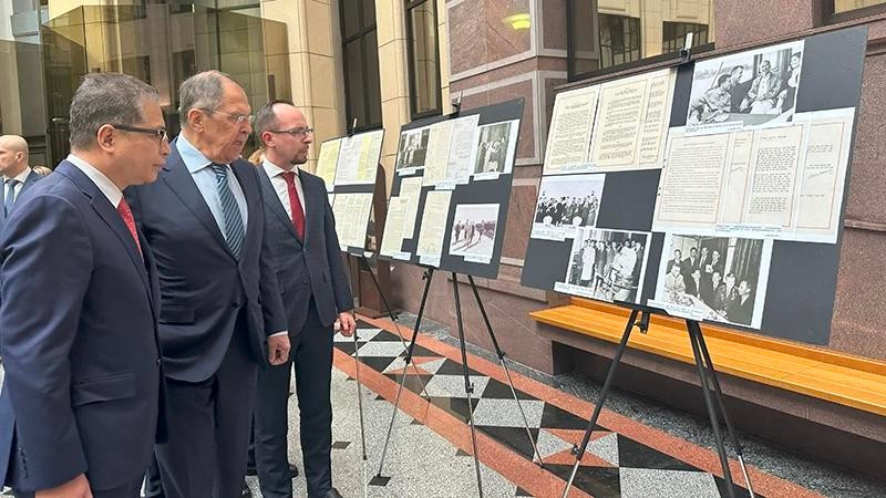 Министр Сергей Лавров и Посол Данг Минь Кхой посещают выставку.