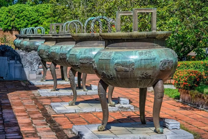 Рельефные слепки на 9 бронзовых курильницах в Императорском дворце Хюэ. Фото: baochinhphu.vn