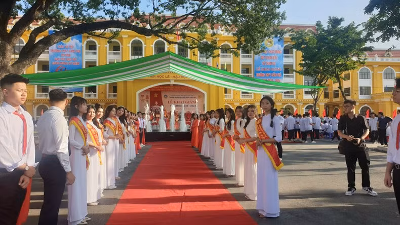Средняя школа Камфа только что была открыта и введена в эксплуатацию в новом 2023-2024 учебном году.