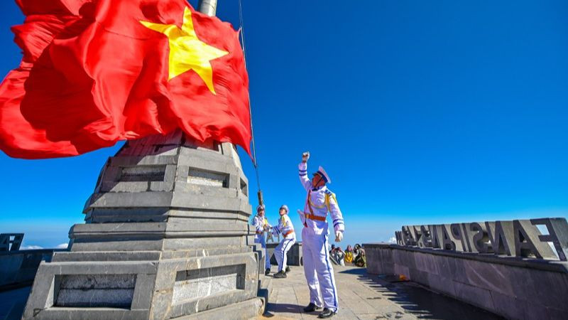 Церемония поднятия флага на священной вершине Фаншипан.