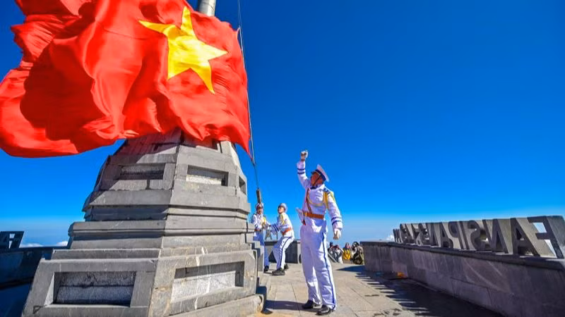 Церемония поднятия флага на священной вершине Фаншипан.