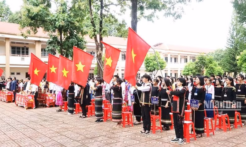 Учащиеся средней этнической школы-интерната им. Но Чанг Лонг (провинция Даклак) принимают участие в церемонии открытия нового учебного года.