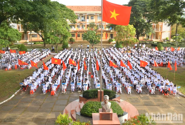 Ученики средней школы им. Нгуен Хыу Тхо (уезд Бенлык, провинция Лонган) на церемонии открытия нового учебного года.