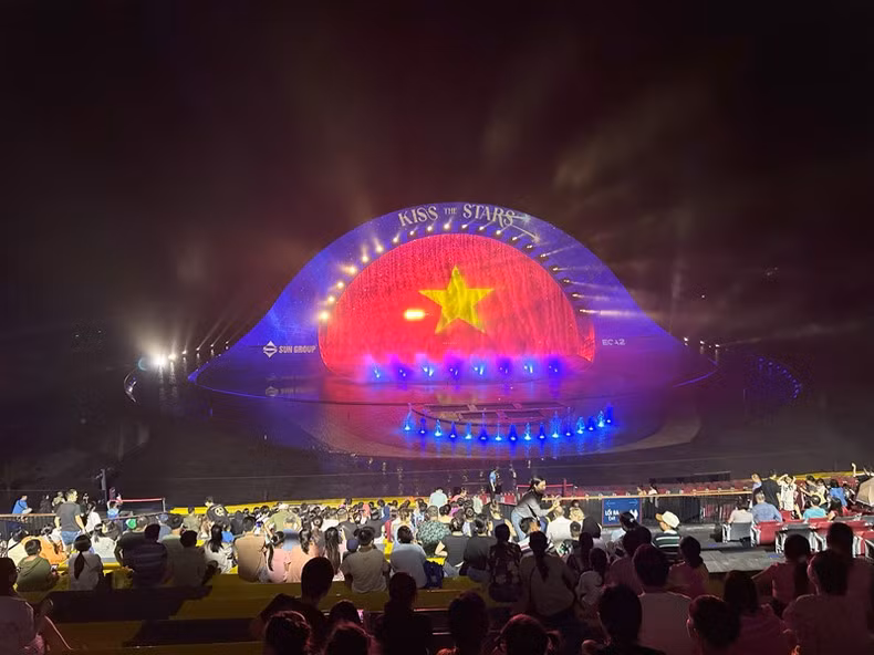 Шоу «Поцелуйте звезды» в городке Хоангхон.