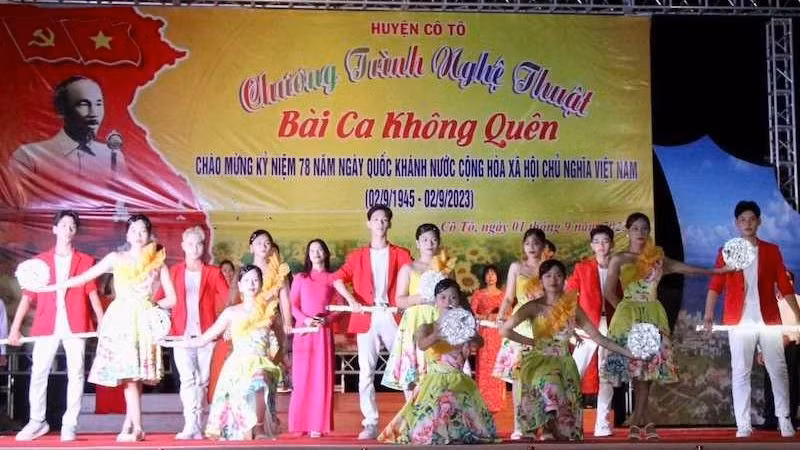 Художественная программа в честь Национального праздника в уезде Кото. 