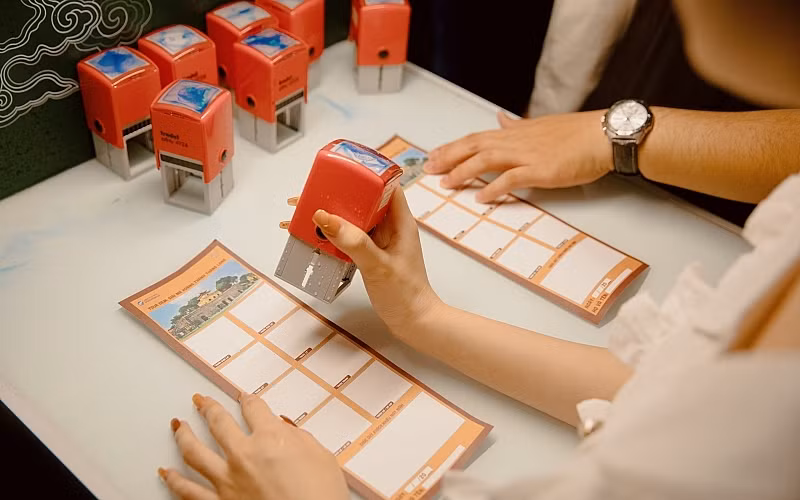 Туристы участвуют в игре «Расшифровка Императорской цитадели Тханглонг». Фото: hoangthanhthanglong.com