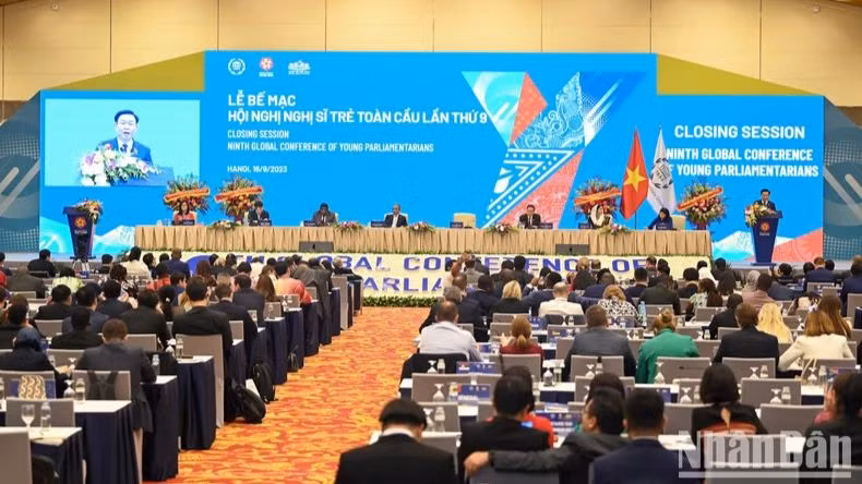 Общий вид церемонии закрытия конференции.