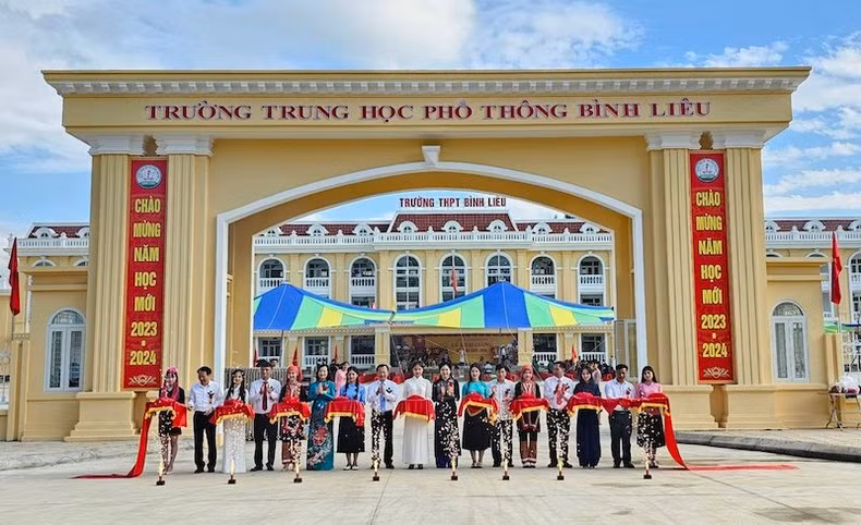 Делегаты перерезают ленточку в знак открытия средней школы Биньльеу (провинция Куангнинь) и введения ее в эксплуатацию в 2023-2024 учебном году.