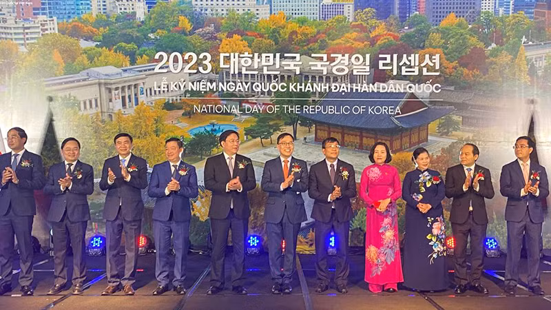 Делегаты на церемонии. Фото: chinhsachcuocsong.vnanet.vn