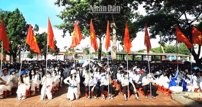 Ученики в уезде Кыкуин (провинция Даклак) в день открытия нового 2023-2024 учебного года.